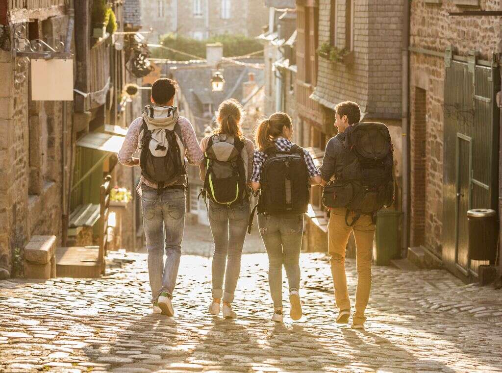 Friends backpacking in city